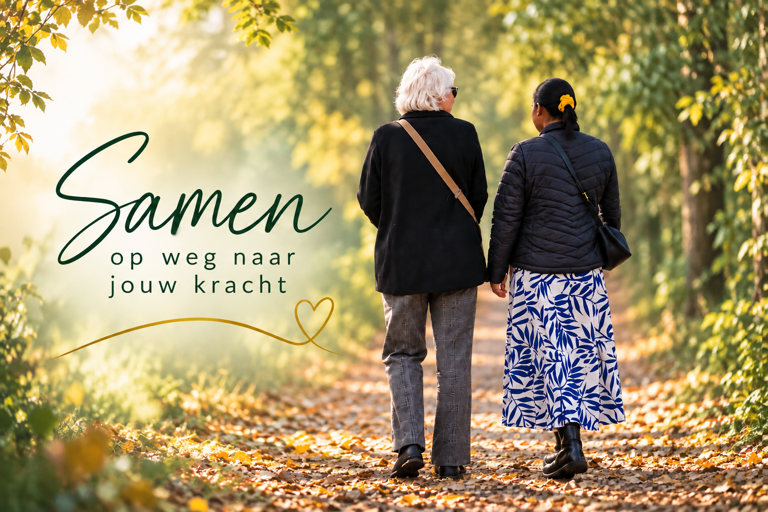 Twee vrouwen wandelen samen door de natuur: samen op weg naar jouw kracht